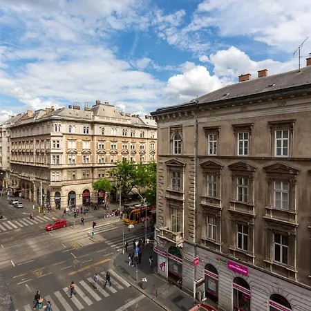 Luxurious Art Deco In The Heart Of Apartament Budapesta