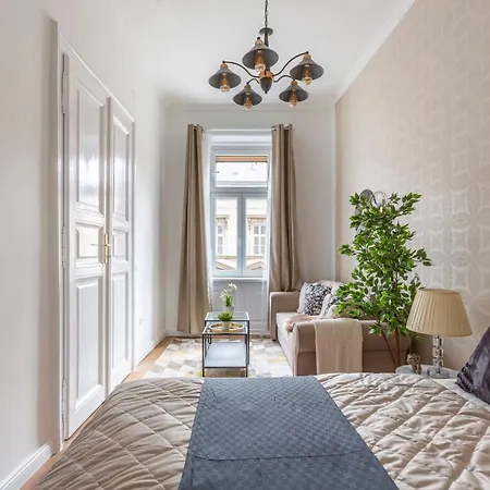Luxurious Art Deco In The Heart Of Budapesta