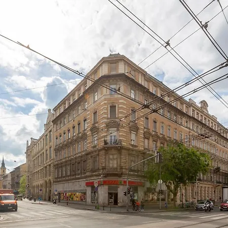 Luxurious Art Deco In The Heart Of Budapešť